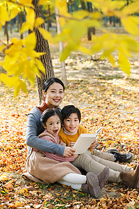爱读书的女孩无忧无虑25岁到29岁成年人妈妈和孩子在树下看书背景
