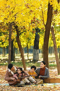 无忧无虑的幸福家庭秋季外出度假欢乐高清图片素材
