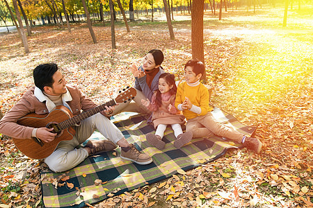 幸福家庭在户外玩耍健康的高清图片素材