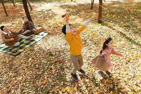 幸福家庭在户外玩耍两个孩子的家庭高清图片素材