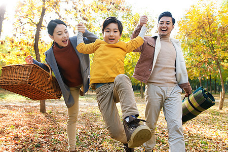 快乐家庭在户外玩耍树高清图片素材