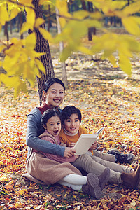 爱读书的孩子妈妈和孩子在树下看书背景