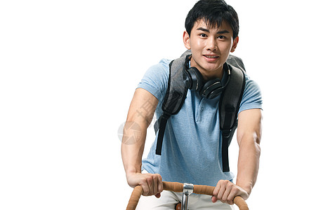 影棚拍摄彩色图片表现积极年轻的大学生骑自行车图片