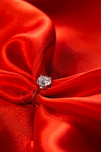 夺目订婚钻戒高雅静物垂直构图红丝绸和钻石戒指背景