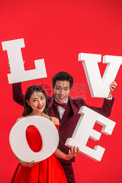 快乐情侣手拿love字母图片