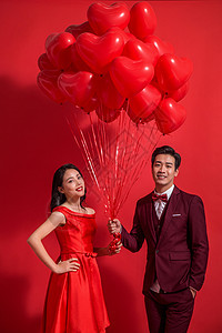 爱心气球下的浪漫情侣图片