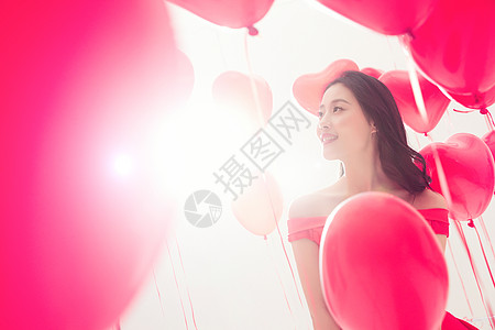 爱心气球和礼物享乐爱气氛青年女人和气球背景
