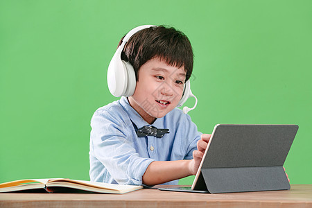 互联网愉悦半身像小学生使用平板电脑在线学习图片