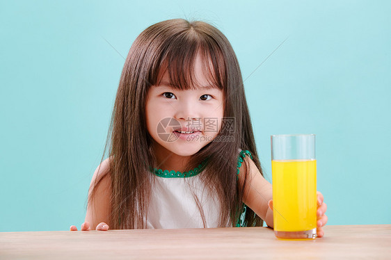 可爱的小女孩喝饮料图片