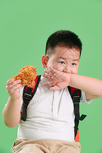 活力偏好户内可爱的小男孩吃炸鸡高清图片
