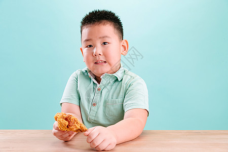 可爱的小男孩吃炸鸡图片