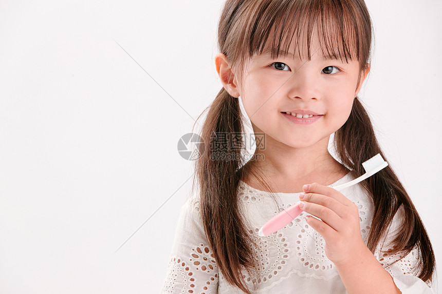 愉悦学龄前儿童东方人小女孩刷牙图片