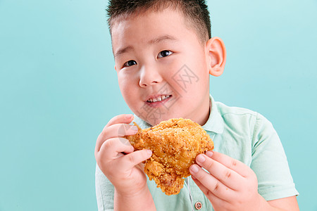 纯净东亚希望可爱的小男孩吃炸鸡高清图片