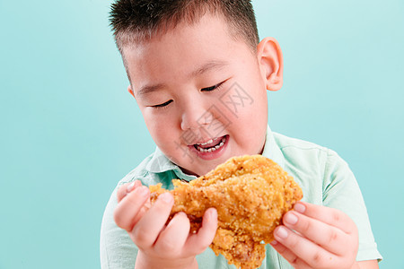 摄影渴望单纯可爱的小男孩吃炸鸡图片