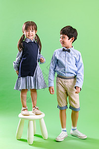 人面对面摄影两个小朋友站着凳子上高清图片