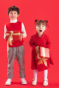 注视镜头传统东亚拿着礼物的小朋友过新年图片