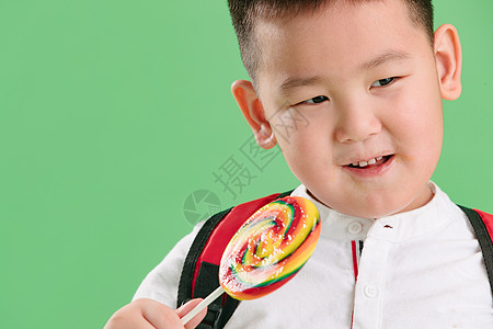 好奇心偏好儿童可爱的小男孩拿着棒棒糖图片