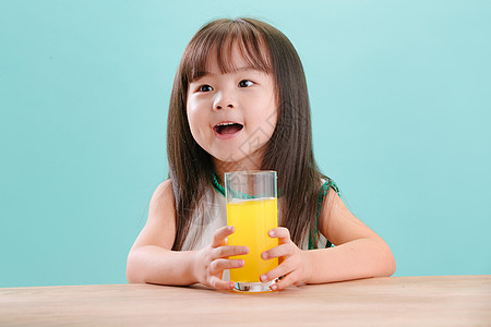 长发影棚拍摄成长可爱的小女孩喝饮料图片