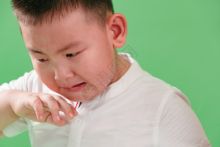 表情包可爱的纯洁眼泪伤心的小男孩哭背景