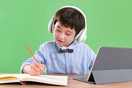 在线教育单纯人小学生使用平板电脑在线学习图片