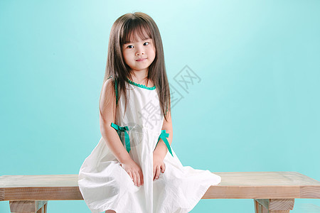 彩色图片坐着长发飘飘的可爱小女孩图片