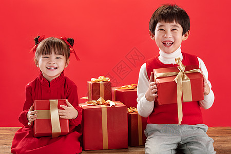拿着礼物的男孩并排节日快乐拿着礼物的小朋友过新年背景
