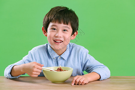 美味表情人幸福影棚拍摄小男孩吃东西背景
