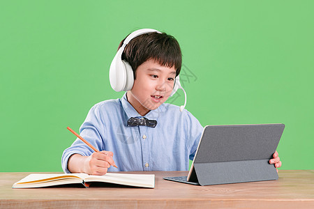 天真可爱的东亚小学生使用平板电脑在线学习图片
