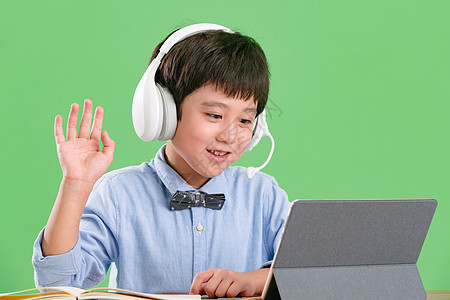 幸福绿色背景活力小学生使用平板电脑在线学习图片
