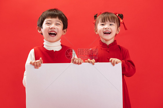 注视镜头红色背景传统文化两个小朋友拿着白板图片