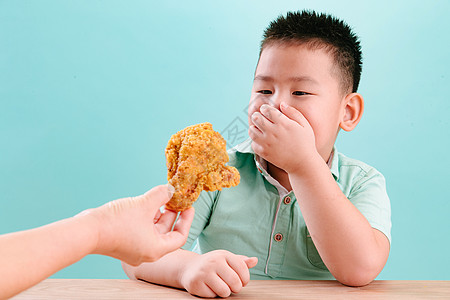 食物表情可爱的小男孩看着炸鸡背景