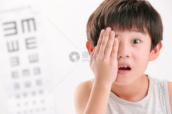 有趣的眼睛童年小男孩测视力图片