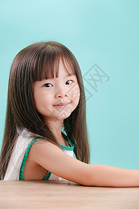 希望好奇心东方人小女孩的可爱表情图片