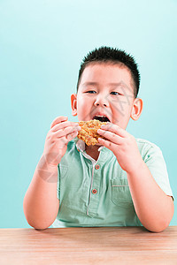 渴望表情活力可爱的小男孩吃炸鸡图片