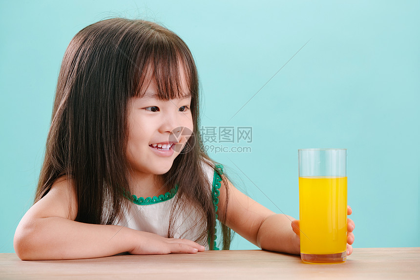 清新东方人拿着可爱的小女孩喝饮料图片