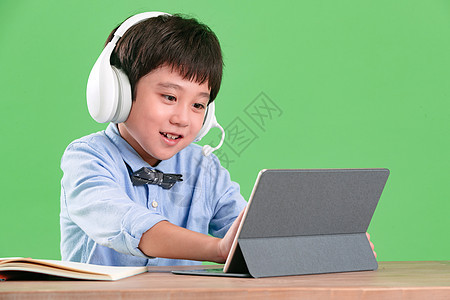 愉悦户内儿童小学生使用平板电脑在线学习图片