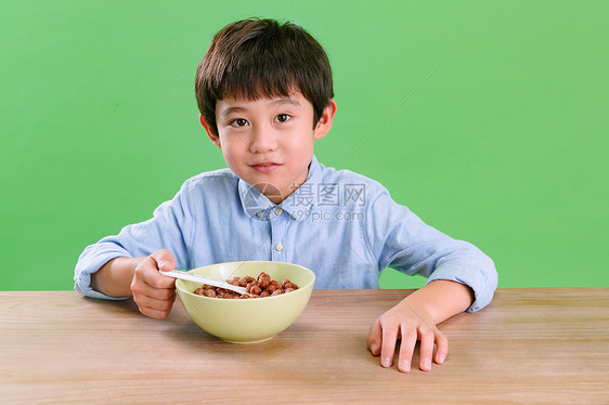 勺子天真营养小男孩吃东西图片