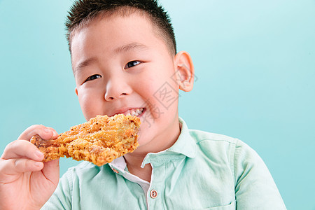 4岁到5岁成长东方人可爱的小男孩吃炸鸡图片