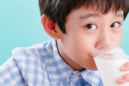 休闲装饮料摄影小男孩喝牛奶图片