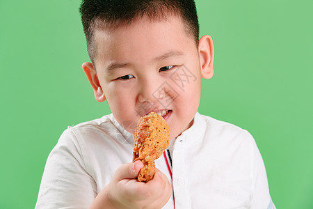 食品鸡肉人可爱的小男孩吃炸鸡图片