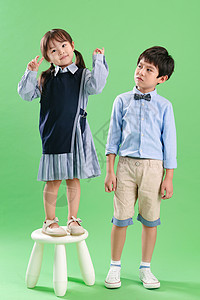 快乐友谊户内两个小朋友站着凳子上高清图片