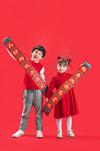 幸福红色背景友谊两个小朋友拿着春联图片