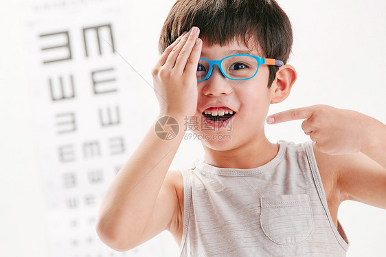 天真测量东亚小男孩测视力图片