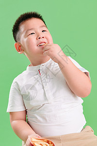 肥胖休闲装美味可爱的小男孩吃薯条图片