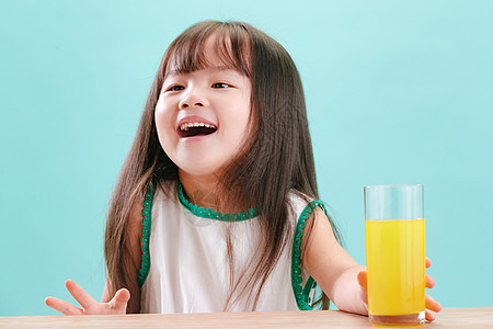 活力愉悦亚洲可爱的小女孩喝饮料图片
