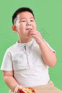 微笑偏好胖子可爱的小男孩吃薯条图片
