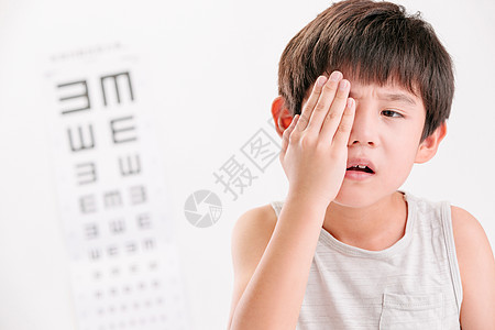 眼睛表情亚洲仔细检查有趣的小男孩测视力背景
