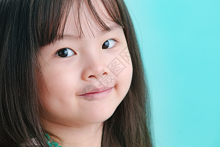 亚洲童年休闲装小女孩的可爱表情图片