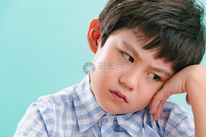 休闲装皱眉头不高兴的小男孩的可爱表情