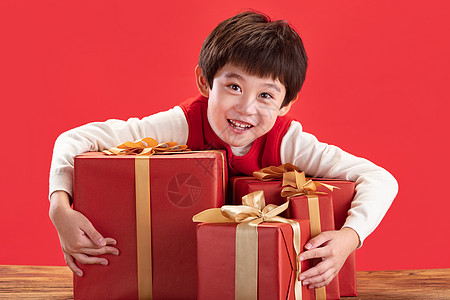 传统节日元素纯净小男孩拿新年礼物图片